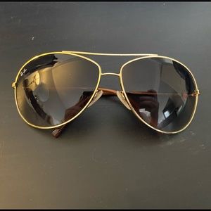 Women’s gold aviator Ray-Bans